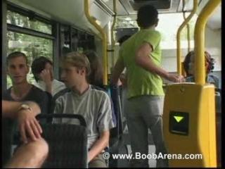 Секс в автобусе с очаровательной брюнеткой